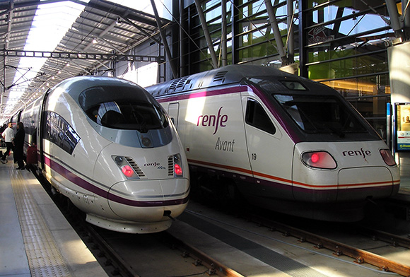 Disfruta viajando en trenes AVE por España