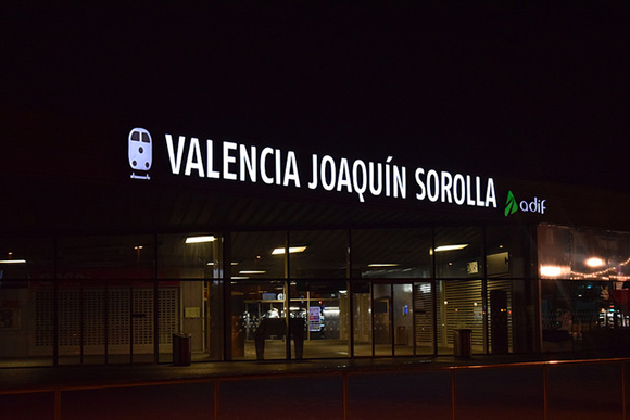 Las estratégicas estaciones de trenes AVE de Madrid y Valencia